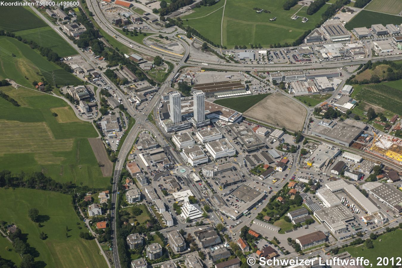 Chur - West (Blickrichtung W); Autobahnausfahrt 'Chur-Süd'; unten rechts: Kasernenquartier; unten links: Ober Freifeld